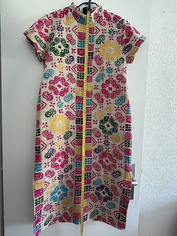 Robes: Robe Thaïlandaise brodée à la main – D'occasion à Sion par Alvaten 1