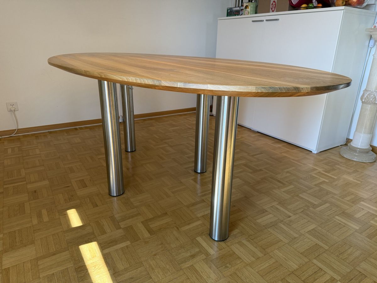 Tables: Esstisch aus Nussbaumholz, massiv – D'occasion à Birsfelden par Stadtcowboy 2