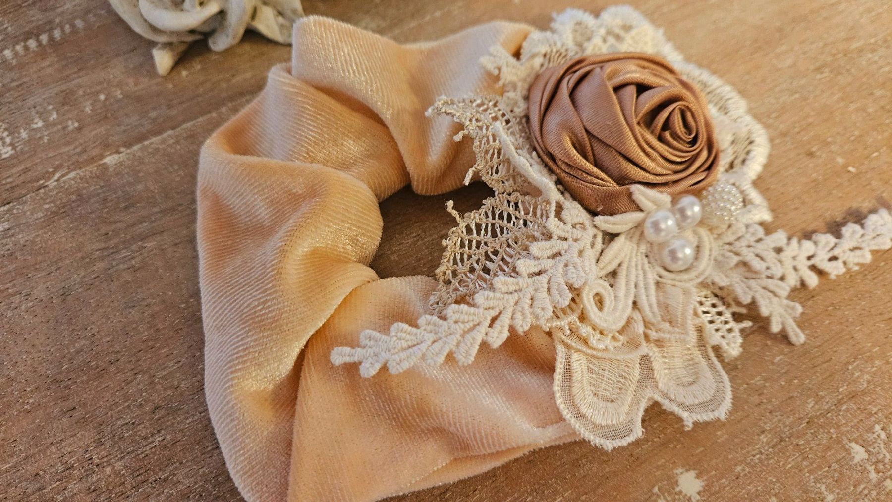 Accessori per capelli: Haarband Scrunchie Haargummi mit Blumen und Spitze – Nuovo e nell'imballaggio originale da Gossau ZH venduto da Goes05 2