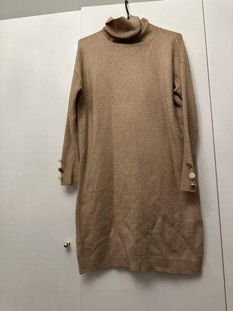 Schickes Strickkleid Rollkragen Gr. S beige Goldknöpfe Herbs