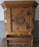 Antikes Arven-Gänterli, Wandschrank handgeschnitzt