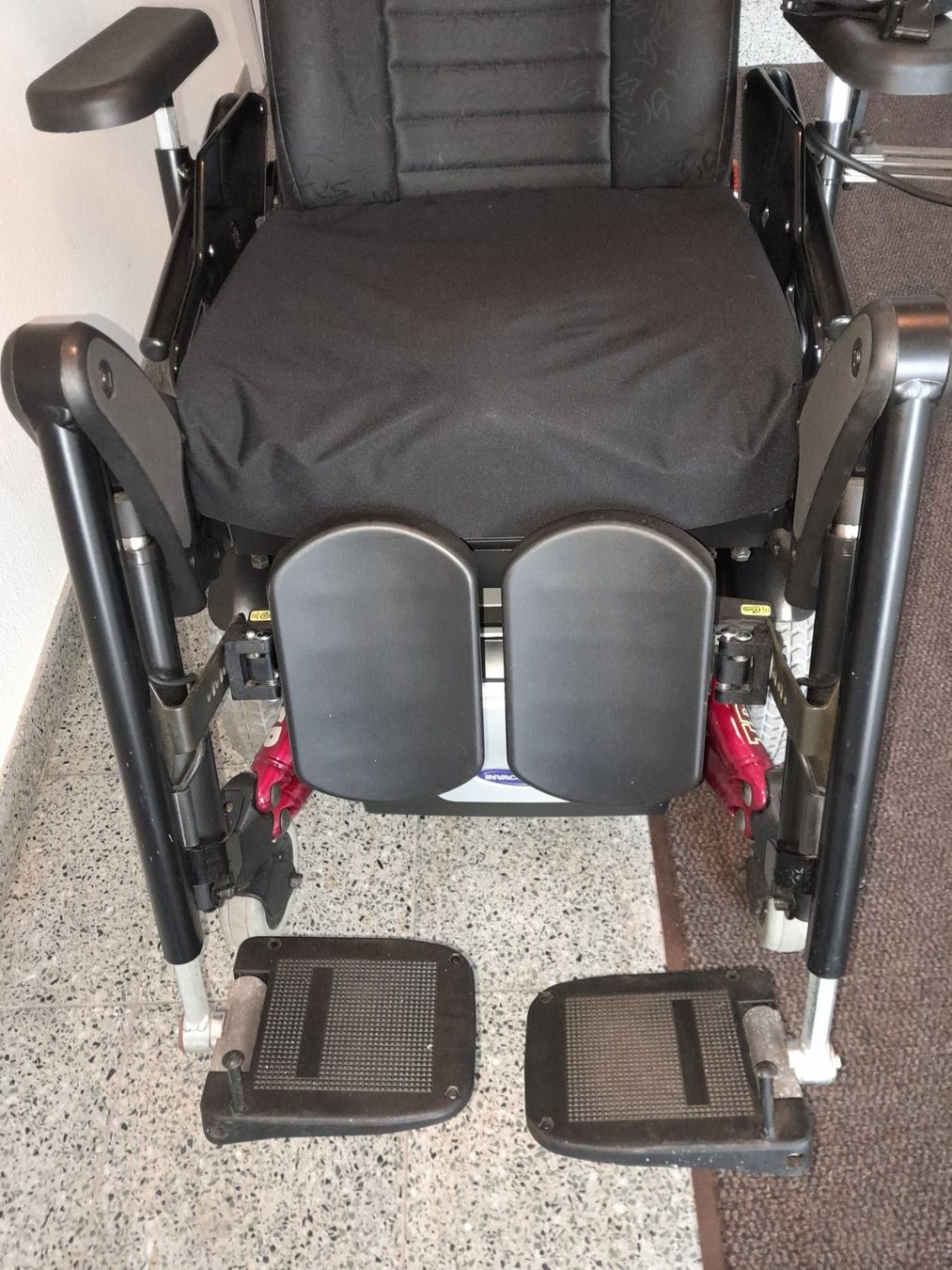 Sedie a rotelle: INVACARE  elektrischer Rollstuhl TDX – Usato da Berg TG venduto da Mercur12 5