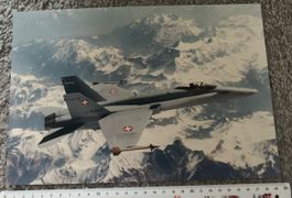 Grosses Foto F/A-18 über den Alpen