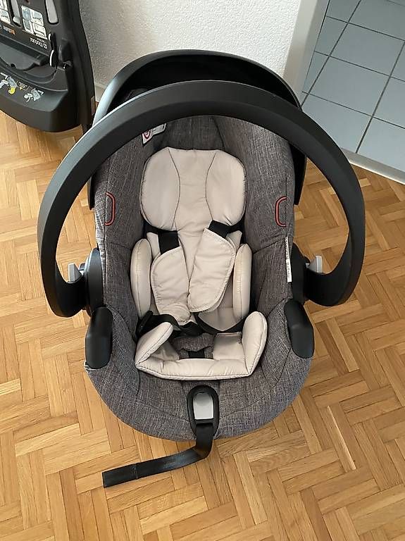 Seggiolini per auto: Babyschale inkl Isofixstation – Usato da Gossau SG venduto da Theoneand0 1