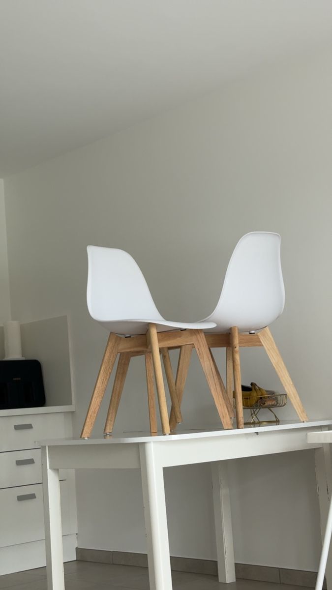 Chaises: Chaise blanche et pied en bois  – D'occasion à Vernier par est_w55w 2