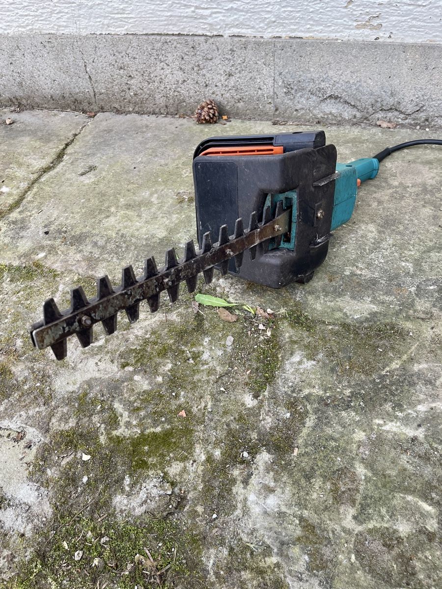 Alle Werkzeuge: Elektro Heckenschere Black&Decker, schwert 30 cm – Gebraucht aus Arlesheim von ren_5d2b 2