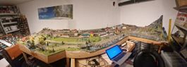 Grand réseau ferroviaire miniature avec beaucoup de matériel