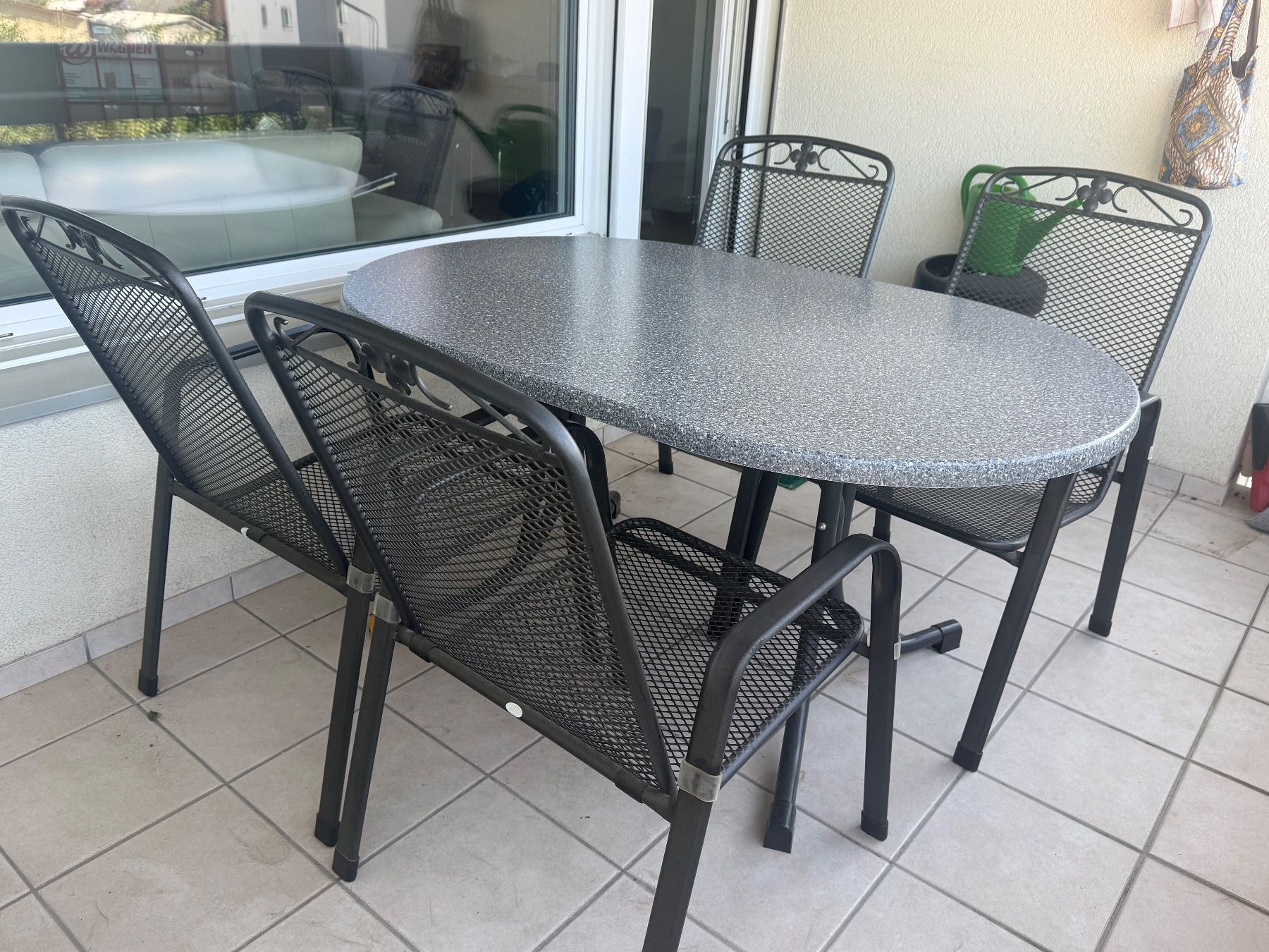 Set di tavolo e panche: Gartenset Tisch mit vier Stühlen – Usato da Klingnau venduto da Umweltklinik 9