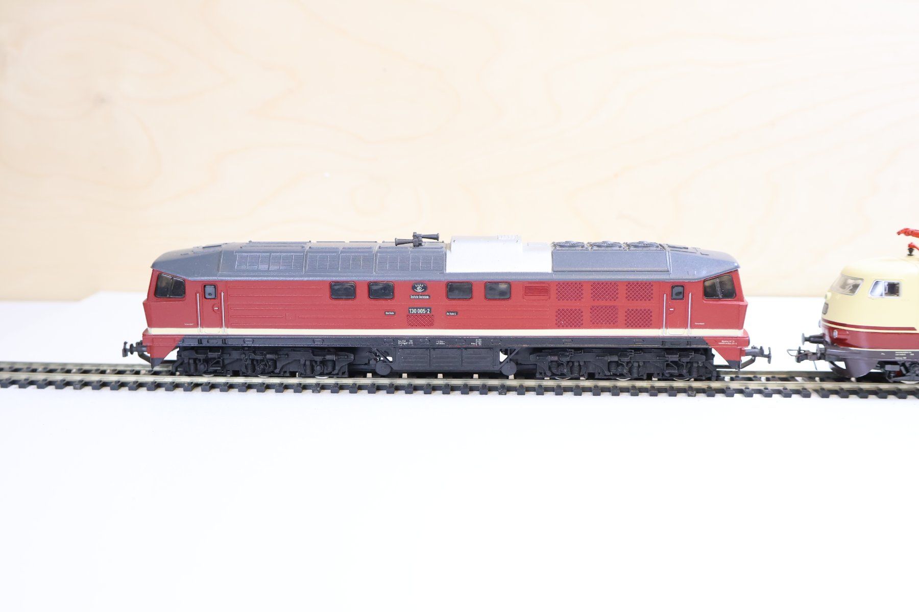 Roco Modellini di ferrovie: ROCO 2 x grosse E-Lok TEE / Diesellok - H0 Doppelpack – Usato da Winterthur venduto da Monstera 8