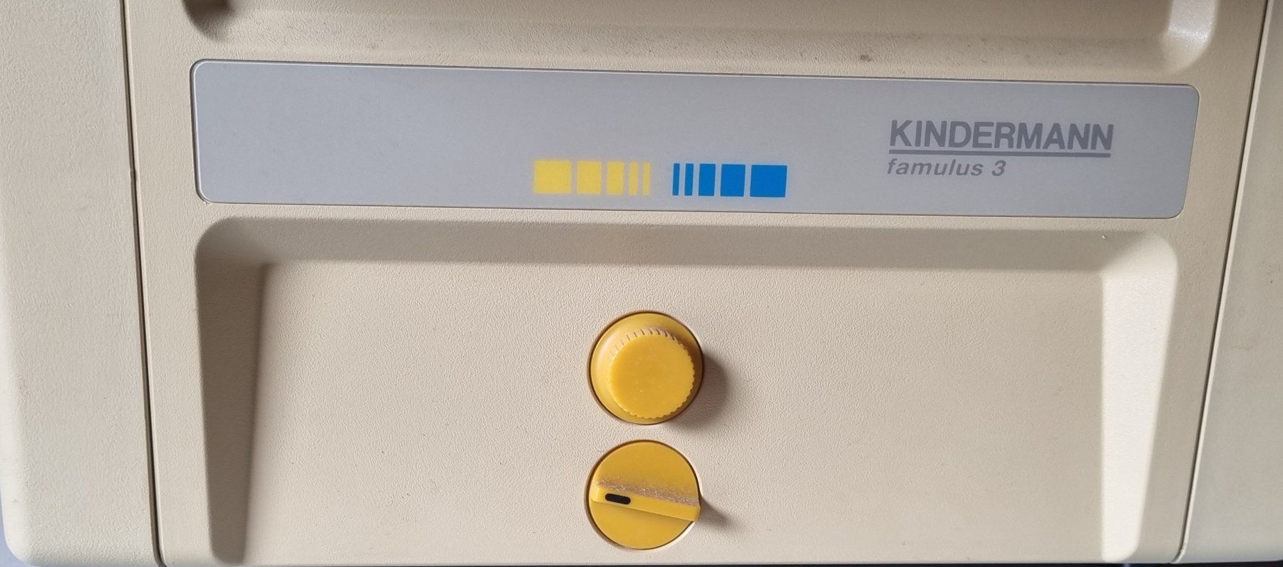 Proiettori: Hellraumprojektor Kindermann famulus 3  mit Rolltisch – Usato da Bern venduto da ros_v7ry 6