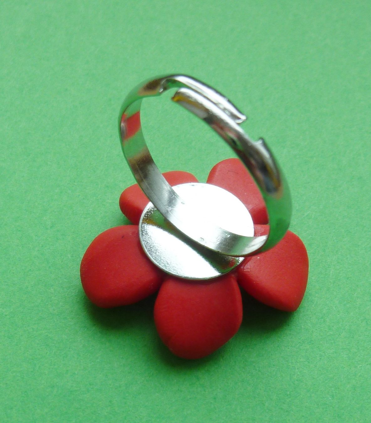 Anelli: Cooler Ring mit roter Fimoblume – Usato da St.Gallen venduto da Paddington11 3