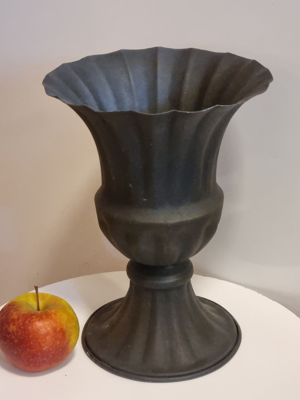 Vasi per fiori: Metall Urne Cachepot Antik Stil Shabby 22 cm – Usato da Scharnachtal venduto da devin03