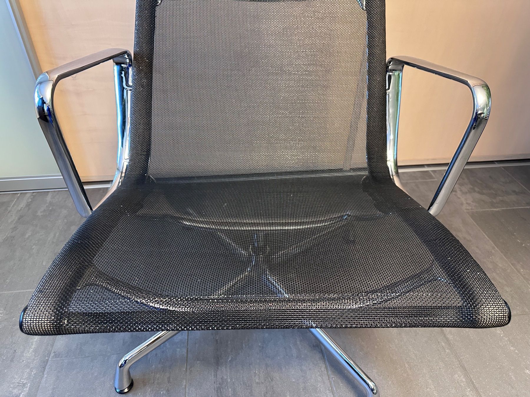 Vitra Poltrone: Vitra Alu Chair Eames EA 116 mit Netzgewebe – Usato da Emmenbrücke venduto da Dsfan 4