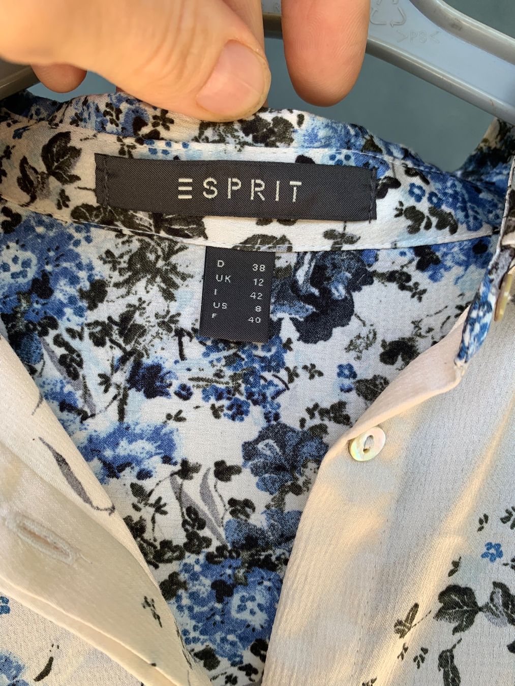 Esprit Chemisiers: Esprit Bluse mit Rosen, Gr.M – Neuf (Voir description) à Egg b. Zürich par Flummi