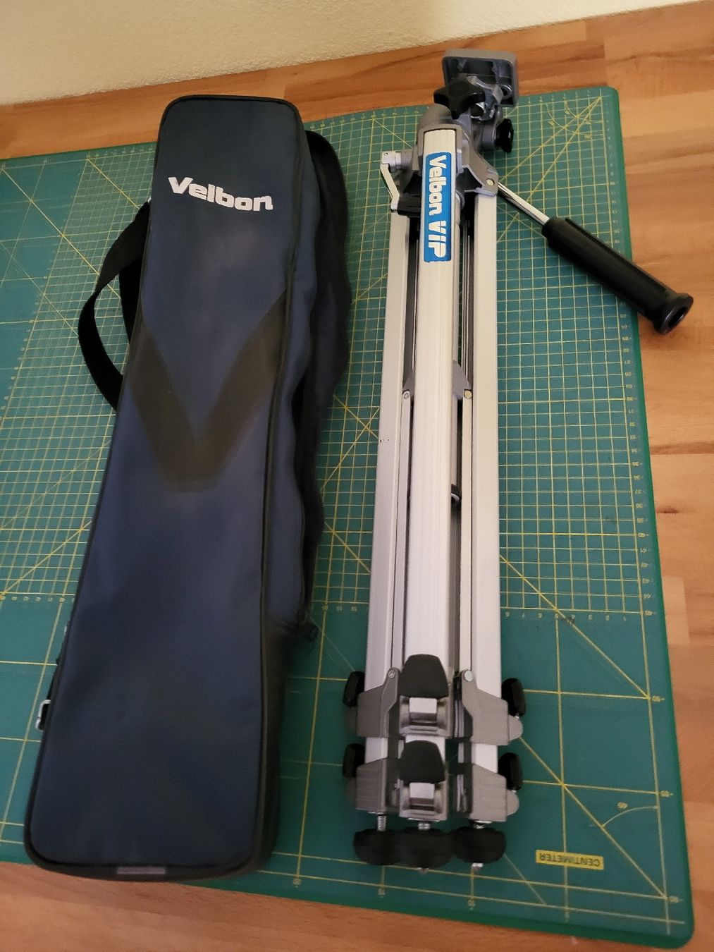 Velbon Treppiedi & Teste: Stativ Velbon 123cm hoch – Nuovo (secondo la descrizione) da Möriken AG venduto da Vandine