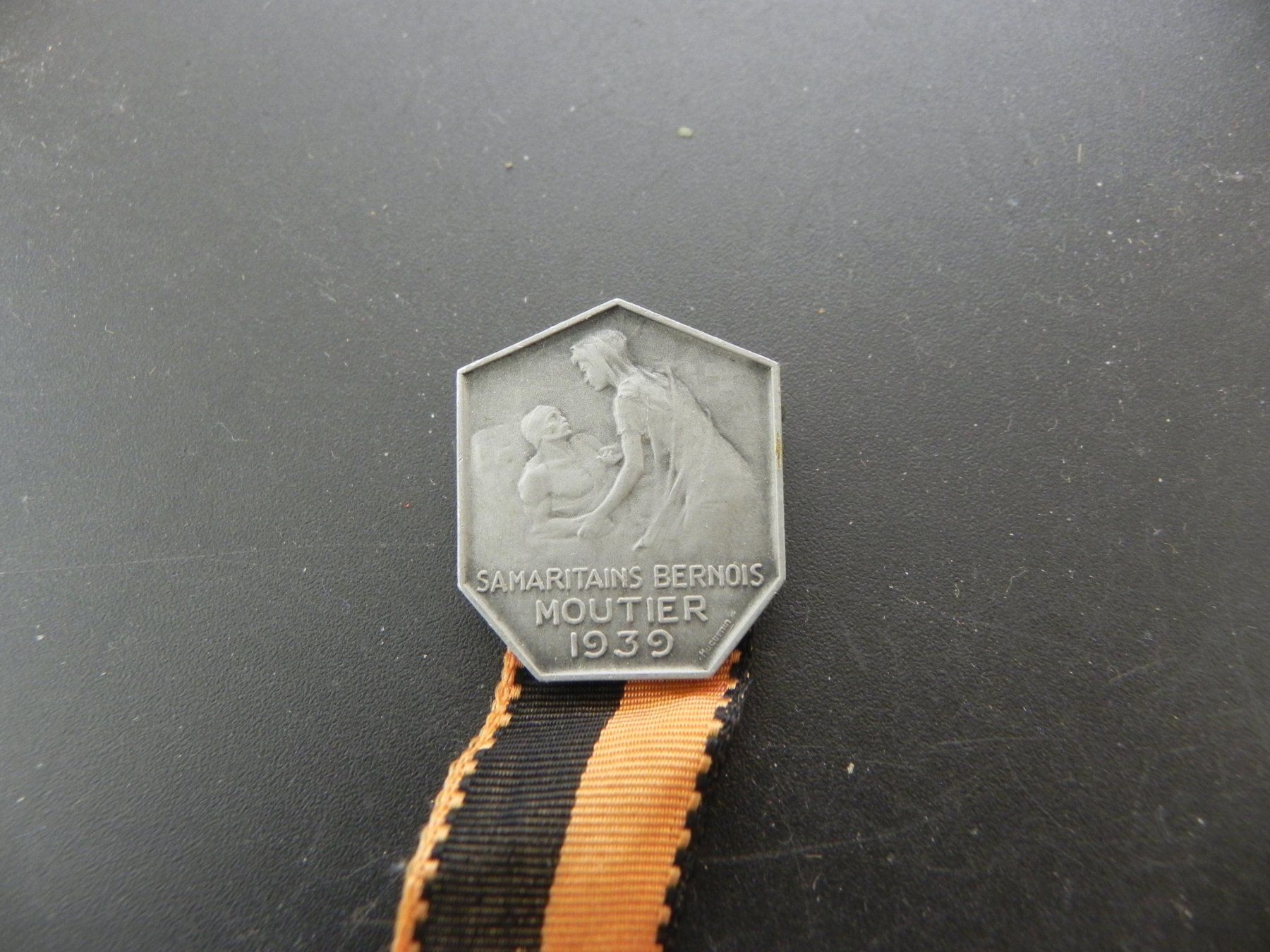 Broschen & Nadeln: Insigne Samaritain Bernois Moutier 1939 – Gebraucht aus Biel/Bienne von Gogolozi 1
