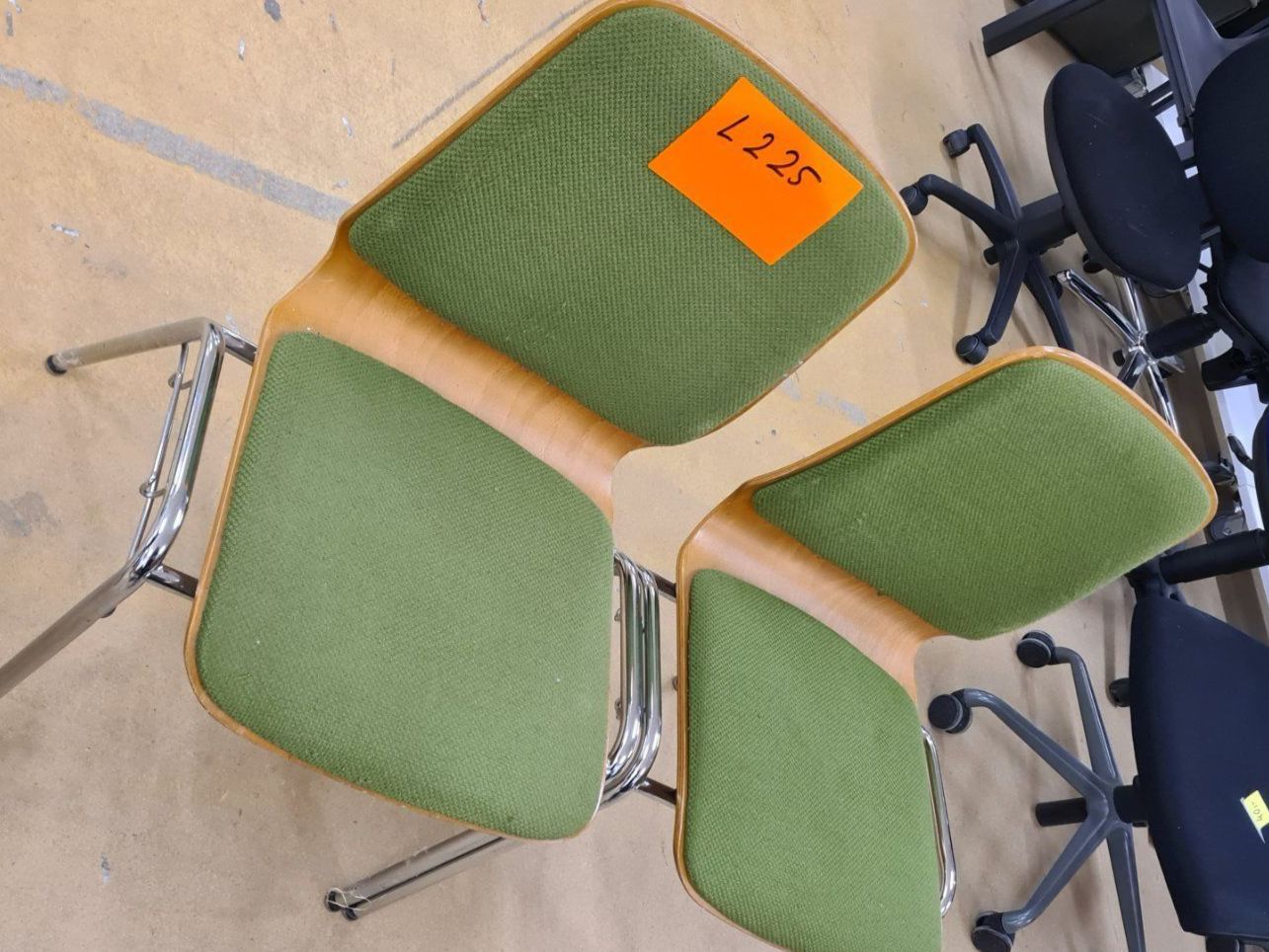Stühle: Stapelbarer Saalstühl grün – Gebraucht aus Diessenhofen von Osio 2