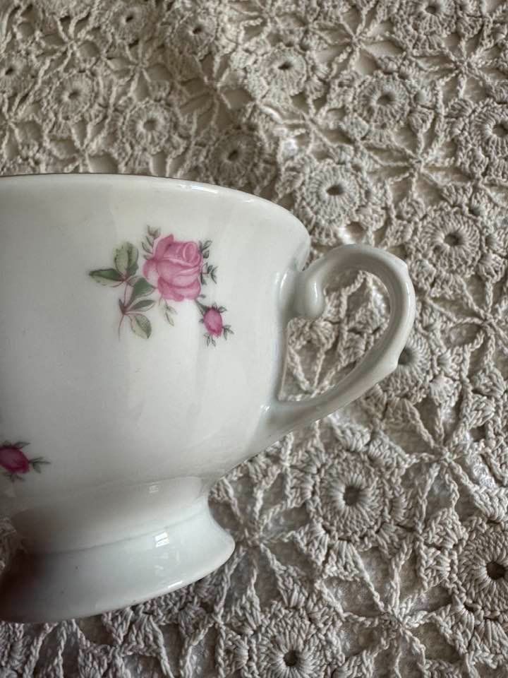 Tassen: Wunderschöne Vintage-Porzellantasse – Neu (gemäss Beschreibung) aus Oberhofen am Thunersee von Edles_und_Seltenes 2