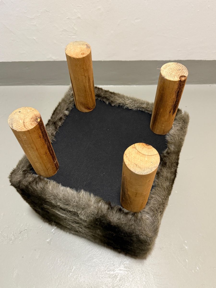 Hocker: Kleiner flauschiger Hocker im Chalet-Chic-Stil – Gebraucht aus Chur von adien 3