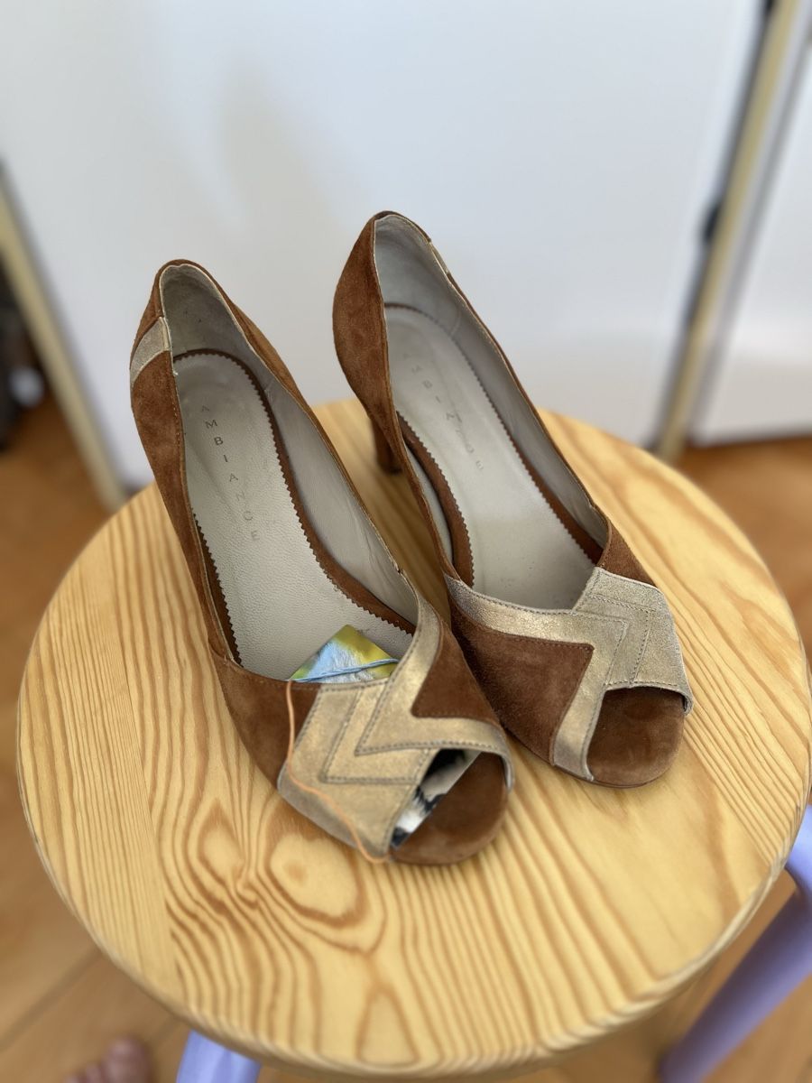 Damenschuhe: Suede peep-toe heels, caramel & gold, size 39 – Gebraucht aus Genève von jud_xrl8