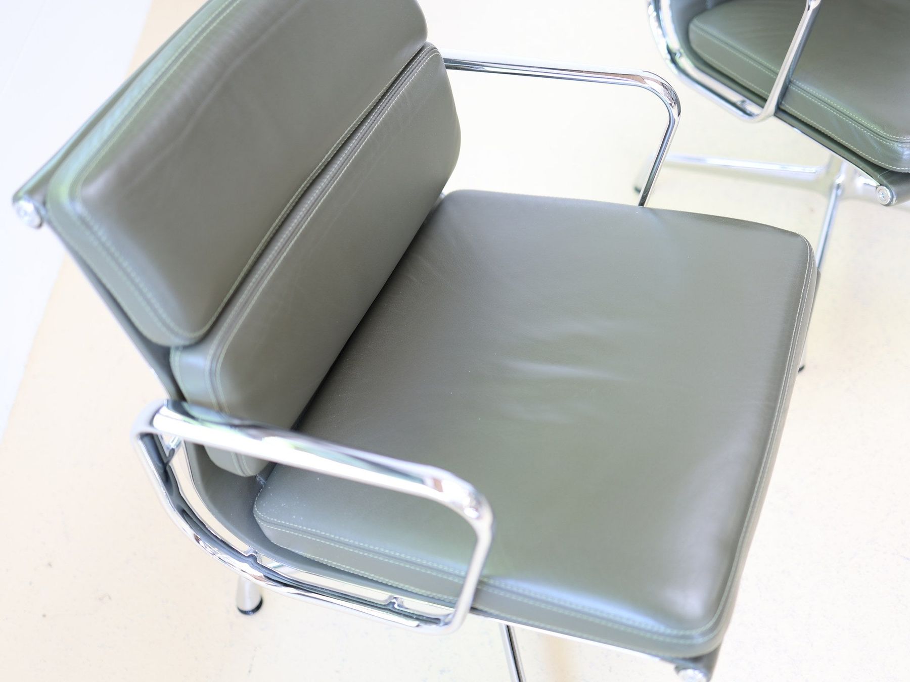 Vitra Stühle: Vitra Eames EA 208 Softpad Bürostühle | Olive Leder – Gebraucht aus Meinisberg von atelier_TILIJA 1