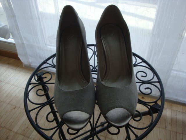 Damenschuhe: hellgrauer Veloursleder Pumps – Gebraucht aus Thun von Ereli47