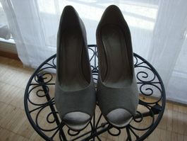 hellgrauer Veloursleder Pumps