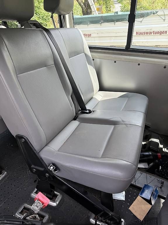 Tutti pezzi di ricambio auto: VW T5 T6 Sitze 9 Plätze  – Usato da Horgen venduto da 11sh 1