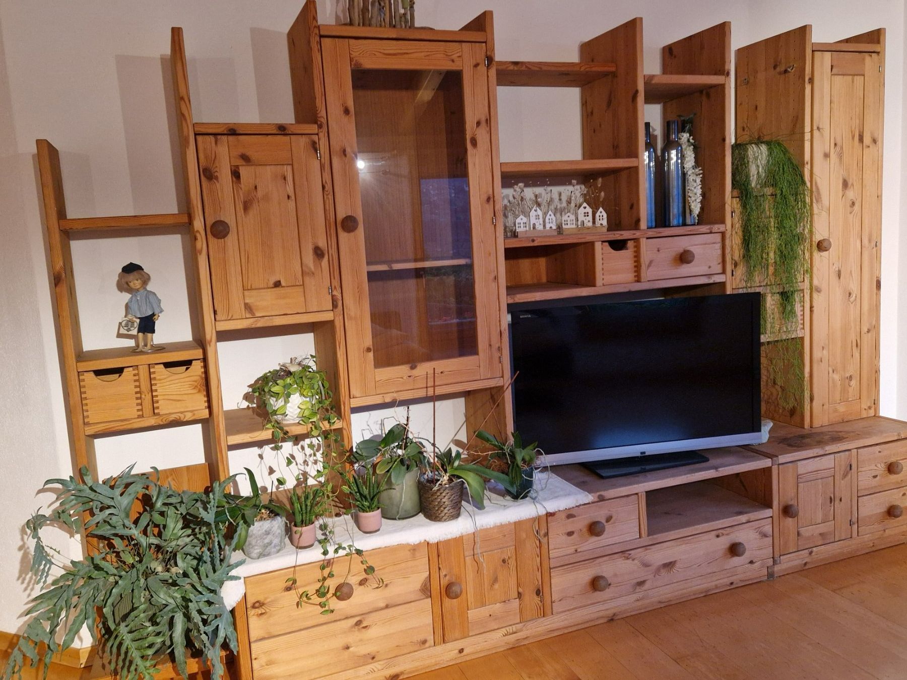 Scaffali: Wohnwand massiv – Usato da Jenins venduto da Nlc5