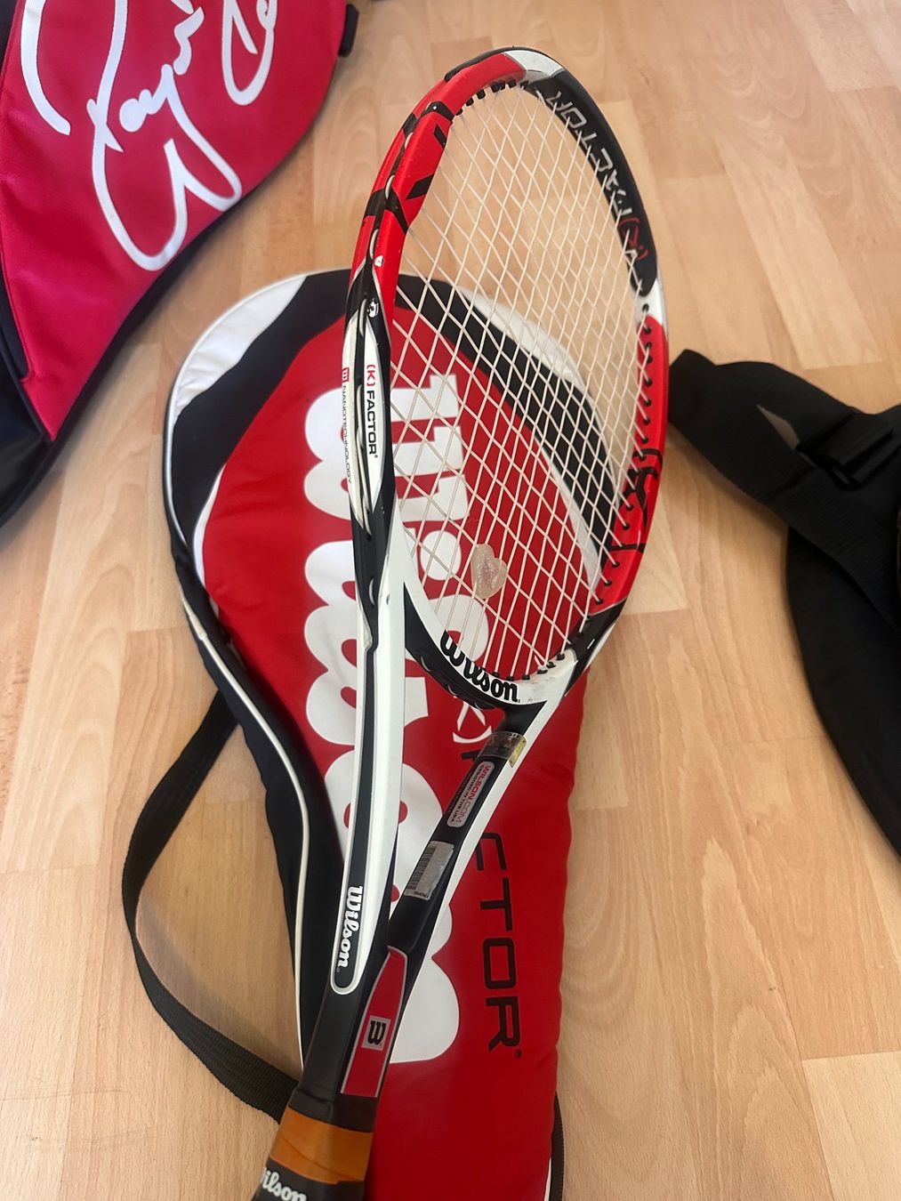 Wilson Racchette: Wilson K Factor Tennisschläger mit Roger-Federer-Autogramm – Usato da Niederwangen BE venduto da poo_jwh7 2