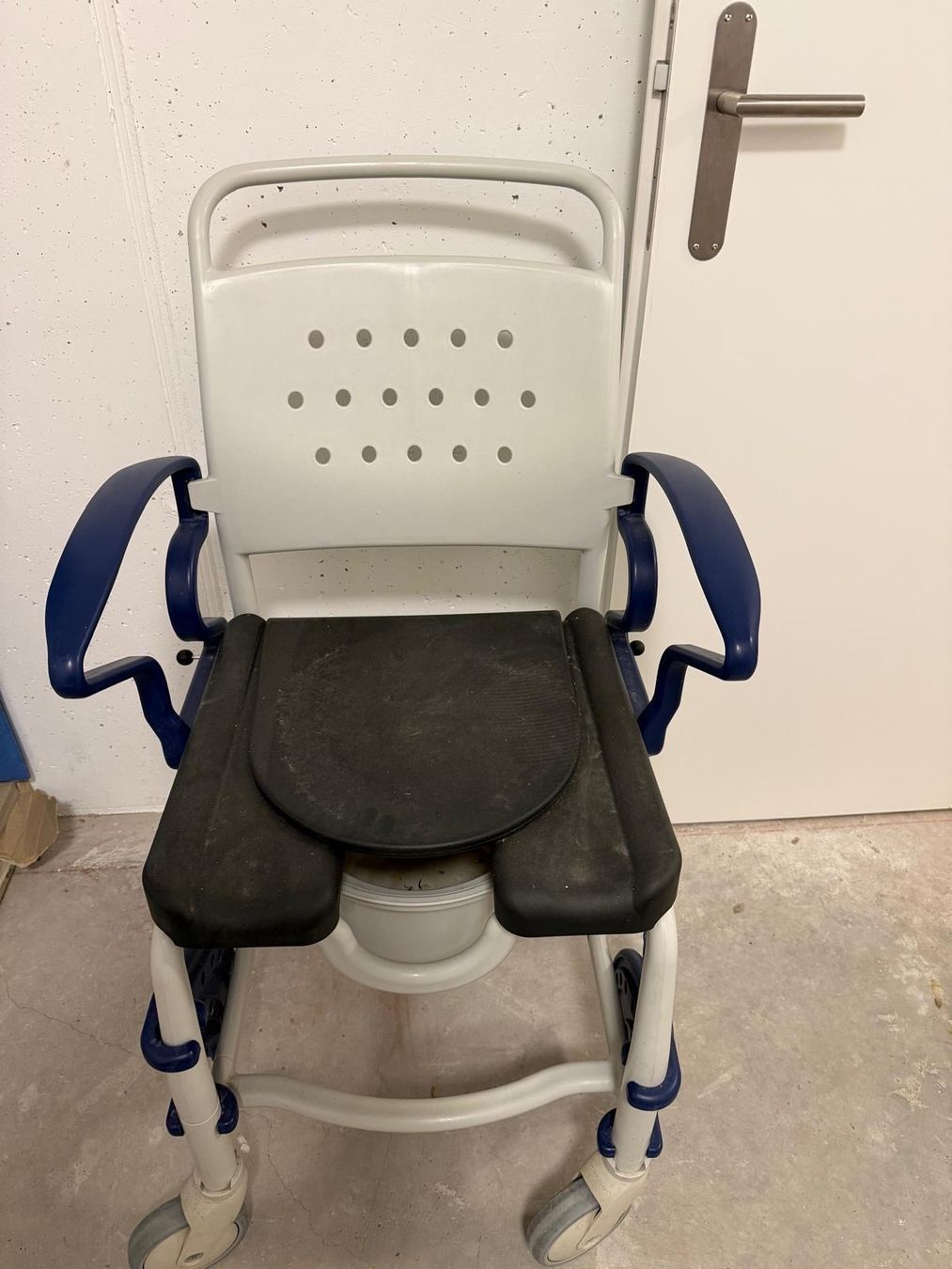 Stühle: Chaise percée – Gebraucht aus Bex von rak_b5t2