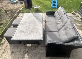 Gartenlounge, inkl. Tisch und zwei Hockern!