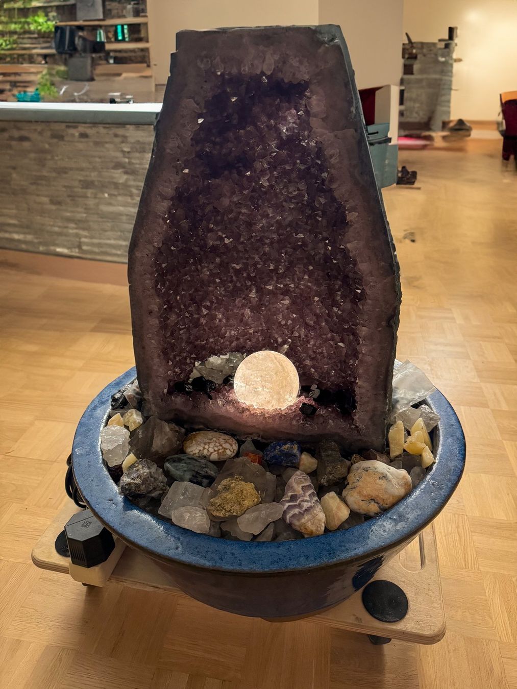 Stagni & Fontane ornamentali: Grosser Amethyst Drusen Brunnen – Usato da Stein AG venduto da choroazon