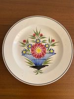 Altes handbemalenes Teller mit floralem Design