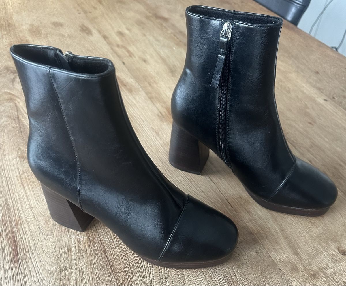 Asos Scarpe da donna: Schwarze Leder-Boots mit Absatz Gr. 37 – Usato da Dänikon ZH venduto da AnniBee 2