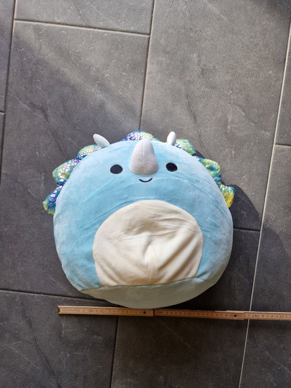 Squishmallows Giocattoli: Squishmallow Stofftier Dino Triceratops hellblau – Usato da Koppigen venduto da Kellerfundsachen 1