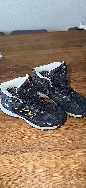 Scarpe per ragazzi: Wanderschuh 46 Nord Leder Blau Gr. 35 – Usato da Zürich venduto da MissSmurfette 1