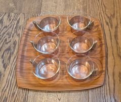 6 Vintage Teegläser auf Teakholz Tablet