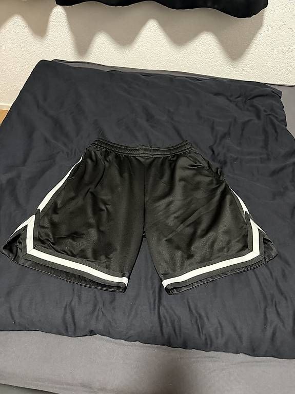 Pantaloni: Urban Classics Short Noir Taille S – Usato da Chézard-St-Martin venduto da keke_0675