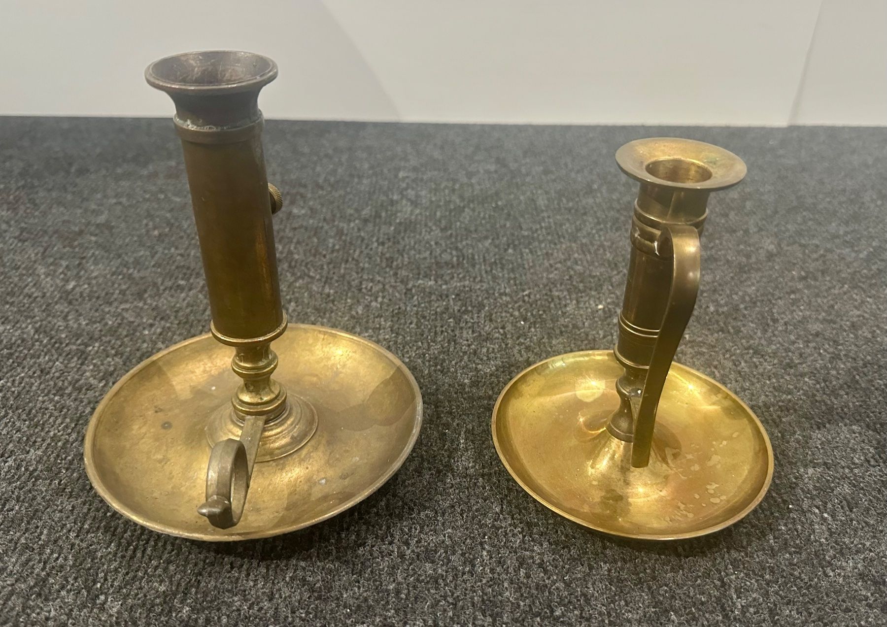 Portacandele: Zwei antike Kerzenhalter aus Messing – Usato da Basel venduto da artthings4you