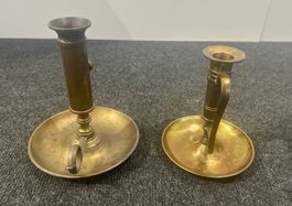 Zwei antike Kerzenhalter aus Messing
