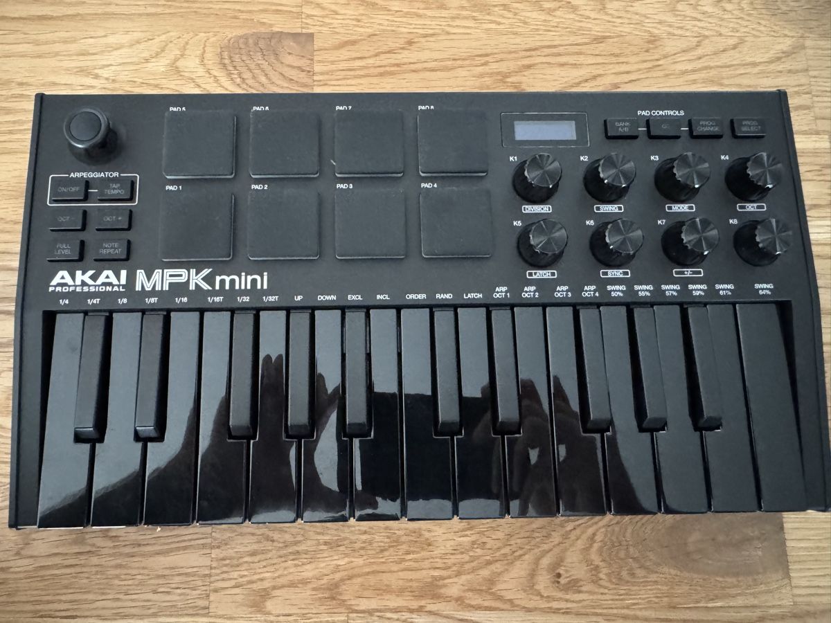 Akai Console di mixaggio: Akai MPK Mini MK3 black – Usato da Fislisbach venduto da Chicane