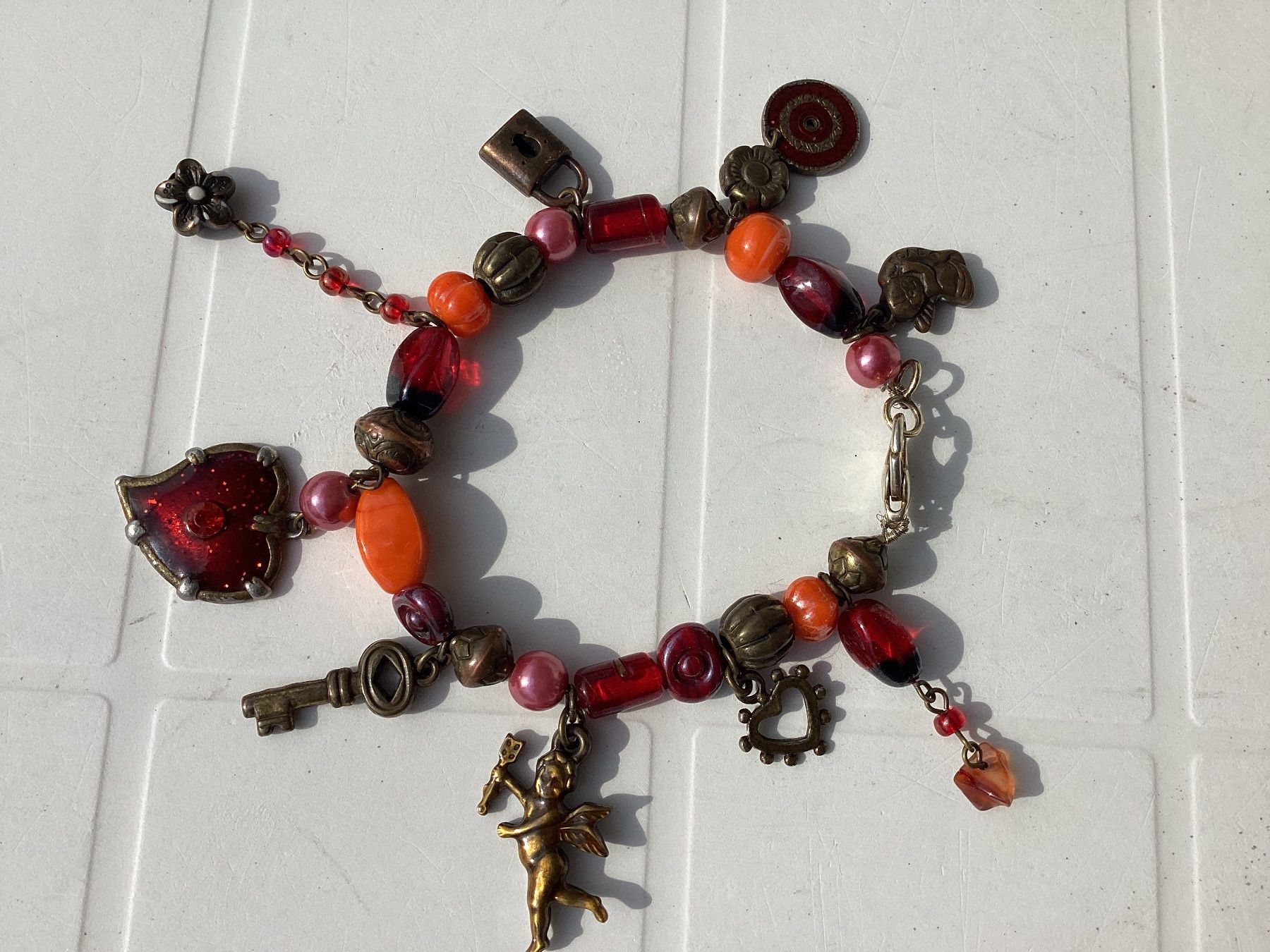 Bracciali & Braccialetti: Bracelet à pendeloques – Usato da Pully venduto da claddagh