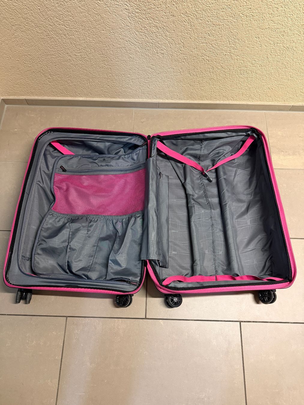 Valigie: Franky Pink Trolley Koffer mit 4 Rollen – Usato da Egg b. Zürich venduto da Burrito1 2