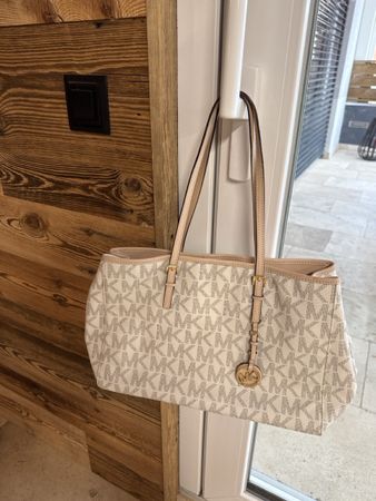 Sac Michael Kors, parfait pour la saison! État impeccable