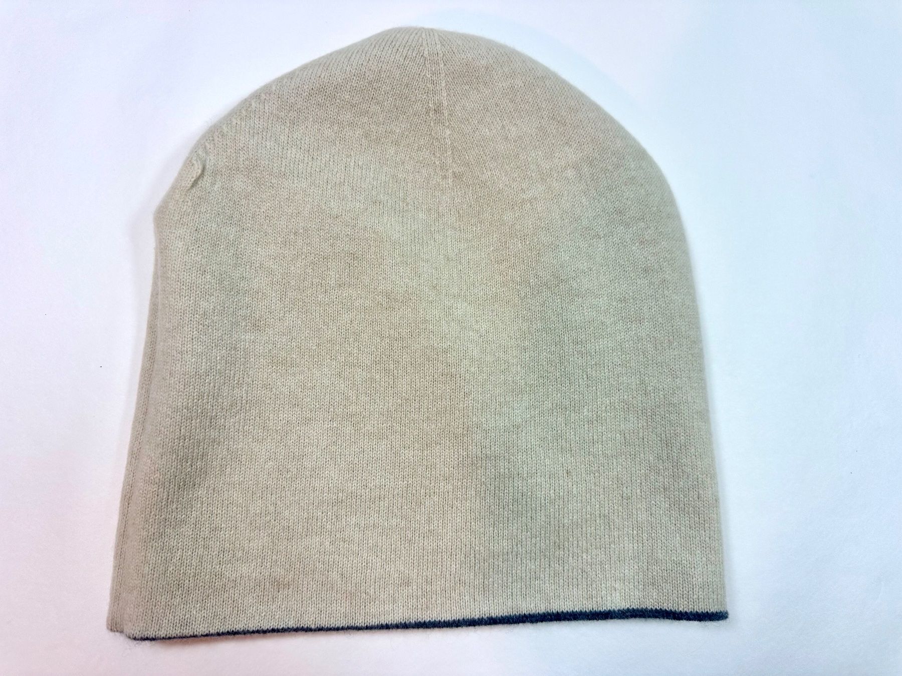 Copricapi, berretti & cappellini: Cashmere Mütze Reversible - Grau & Off White – Nuovo e nell'imballaggio originale da Arlesheim venduto da Olizen 1