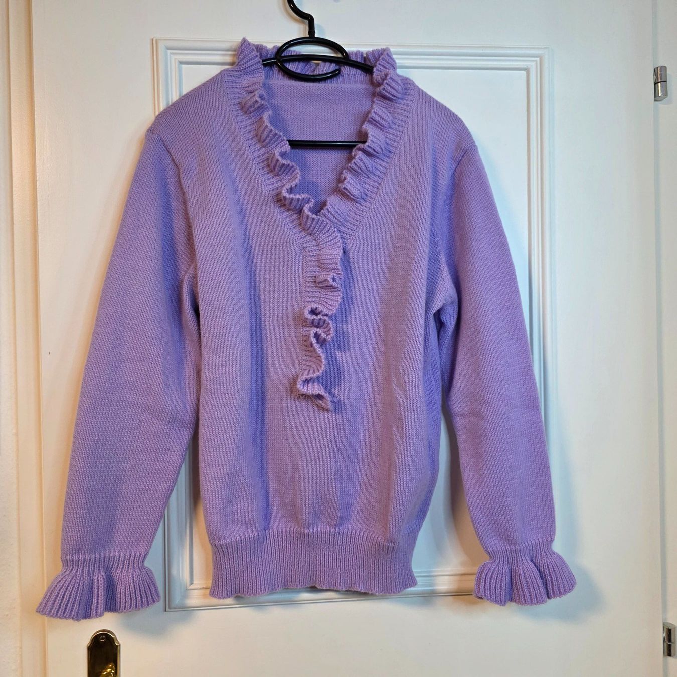 Pullover & Sweatshirts: Damen Pullover Gr. M Lavendel Rüschen Strickpullover – Gebraucht aus Wald ZH von CapLux 2