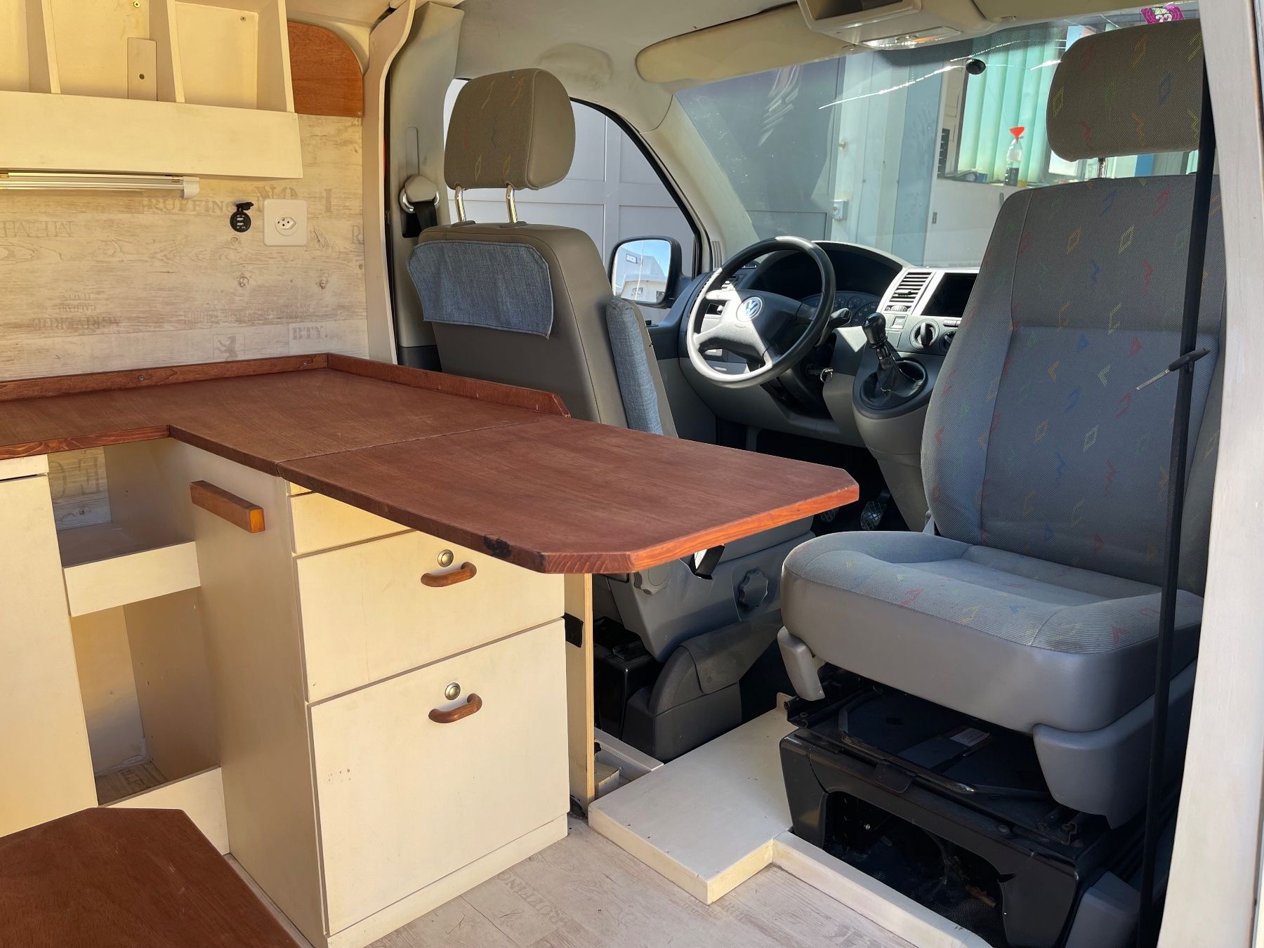 VW Camping Fahrzeuge: VW T5 Camper Wohnmobil Unfall – Gebraucht aus Winterthur von CamperBau 6