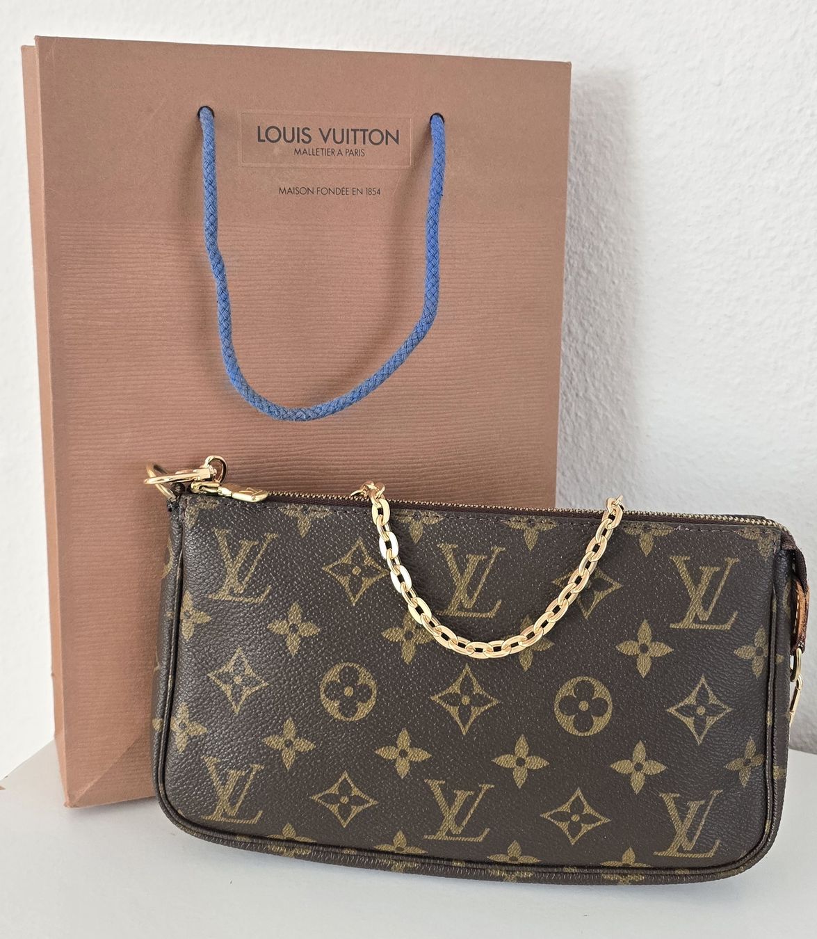 Louis Vuitton Sacs femmes: Louis Vuitton Pochette Accessoires Monogram Canvas – D'occasion à Niederteufen par Mira_72 1
