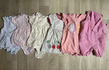 Bodys, Kleid und Overall für Mädchen, Größe 80.